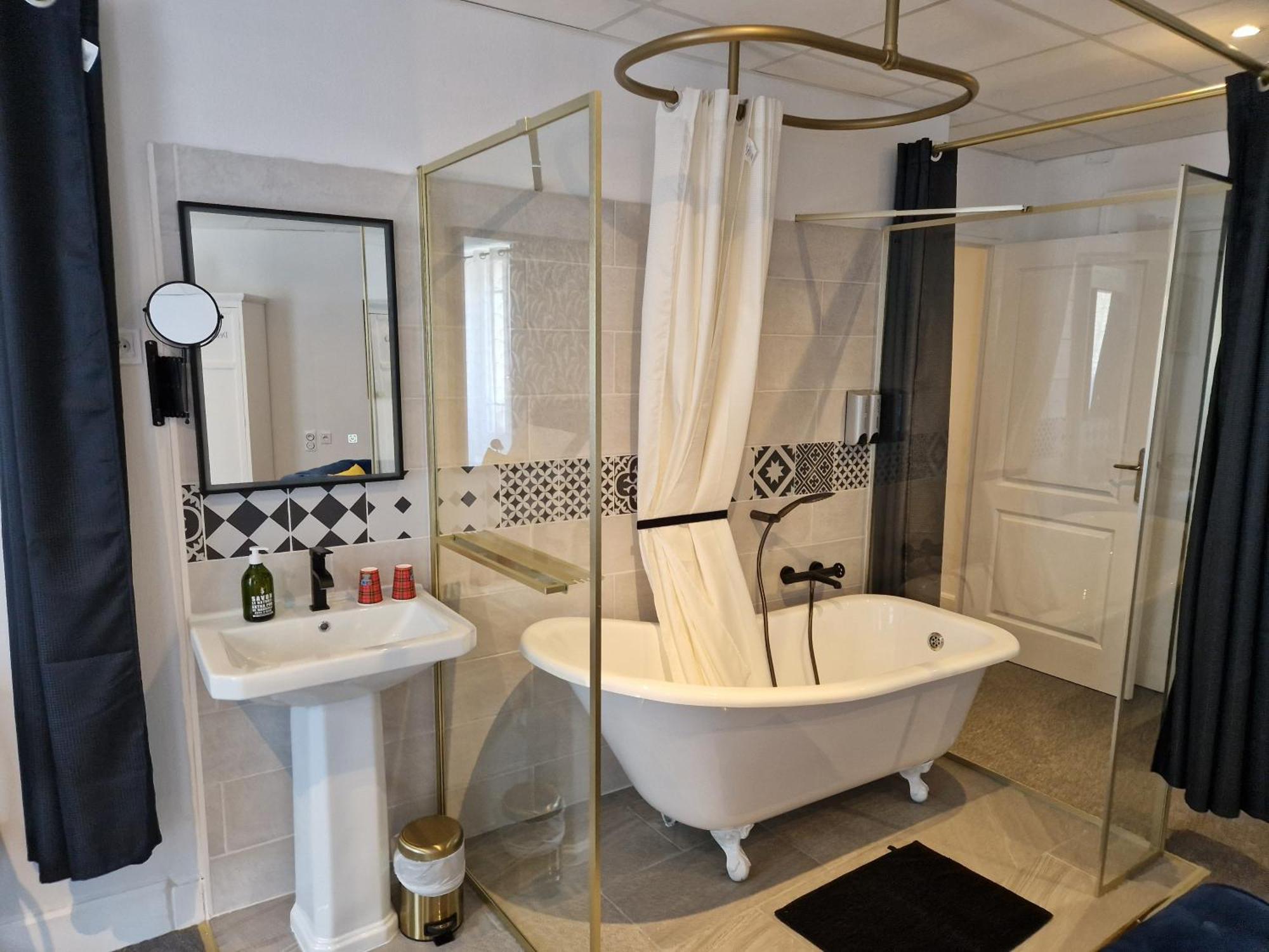 Le Manoir- Cluny Bed and Breakfast Eksteriør billede